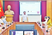 文化体育与旅游部部长阮文雄在视频见面会上发言。