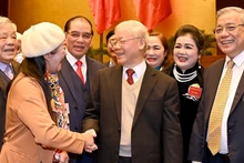 越共中央总书记阮富仲与出席落实越共十三大决议全国文化会议的与会代表。（登科 摄）