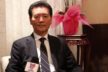 越南驻三重市名誉领事谷口森之先生接受越通社记者的采访。（图片来源：越通社）