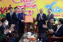 越南国家主席阮春福向岘港市武装力量拜年。（图片来源：越通社）