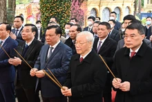 阮富仲总书记在敬天殿敬香缅怀为国立功的各位先帝和贤才。（登科 摄）