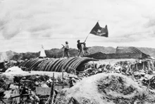 附图：越南人民军“决战决胜”旗帜在德·卡斯特里斯防空洞顶上飘扬。（图片来源：越通社）