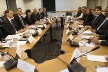 在华盛顿举行会谈的美国和古巴官员。图片来源：美联社