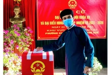 一位顺化选民身着传统服饰参加投票。（图片来源：民智网）