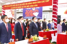 国会主席王廷惠在海防市参加投票活动。