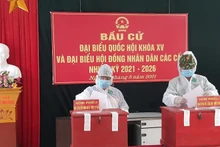 选民在河南省某疫区进行投票。