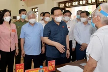 越南国会主席王廷惠前往北江省和北宁省检查选举工作。