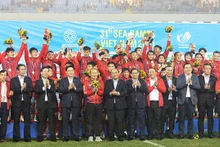 国家主席阮春福，政府总理范明正，国会主席王廷惠，越共中央书记处常务书记武文赏与越南U23足球队合影。（啸明 摄）