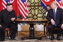 美国总统唐纳德·特朗普和朝鲜最高领导人金正恩在第二次朝美首脑会议第二天举行小范围会晤。图片来源：法新社/越通社