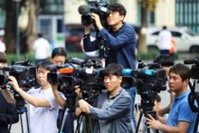外国记者在越南河内市采写报道。