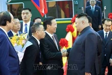 越共中央政治局委员、中央书记处书记、中央宣教部部长武文赏等领导在谅山省迎接朝鲜最高领导人金正恩。