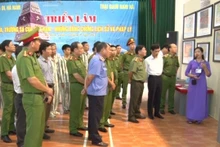 河南省领导和人民参观专题展。