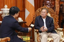 柬埔寨信息部部长乔·卡纳里叙述了他对《人民报》记者的美好回忆。