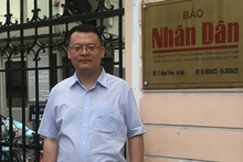 作者在《人民报》社大门前留影。本图片由本文作者提供。