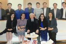 越共中央总书记、国家主席阮富仲和各名专职记者。
