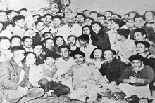 资料图：胡伯伯与《人民报》社干部、记者（1957年）。
