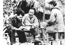 长征、新钢与何春长等同志审阅1951年《人民报》创刊号稿件。