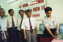 越共中央政治局委员阮富仲1998年6月21日检查《人民报网》基础设施。