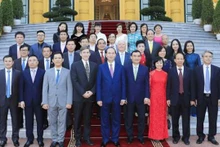 陈大光主席同赞助商合影。（图片来源：越通社）