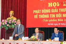 2017年新闻奖常设机构的《人民报》社副总编辑黎国庆主持新闻发布会。