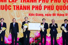 党和国家领导颁发国会常委会的决议。(图片来源:人民报网)
