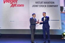 组委会向越捷航空公司代表颁发奖项。（图片来源：由越捷航空国内公司提供）