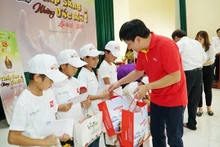 越捷航空公司向贫困儿童赠送奖学金和慰问品。（图片来源：越捷提供）