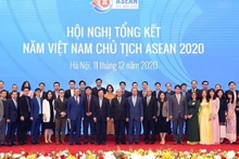 与会代表合影。(图片来源:越通社)