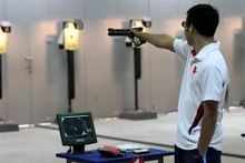 越南射击名将黄春荣在比赛中。（图片来源：越南快讯报网）