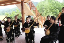 文艺团队在武玉勋先生的传统高脚屋里表演天曲、天琴。