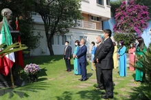 越南驻墨西哥大使馆代表团前往胡志明主席雕像敬香。(图片来源:越通社)