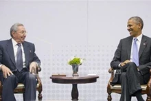 奥巴马总统（右）和古巴总统劳尔·卡斯特罗历史性会面。图片来源：美联社