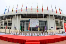 东南亚各国国旗在美亭国家体育场庄严肃穆的气氛中升起。（成达、窍明 摄）