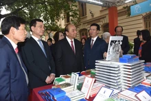 阮春福总理参观图书展。（陈海 摄）