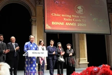 越南驻法国大使阮涉在仪式上向旅居法国越南人社团给予2020新年最美好祝愿。