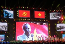 有关胡志明主席的珍贵图片在节目上生动再现。（图片来源：民智网）