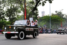 开在最前边的车承载着武元甲大街的遗照。 (Photo: 图片来源：人民报)