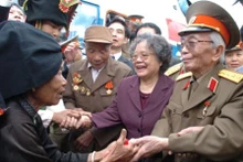 武元甲大将和夫人2004年探访奠边省。