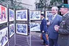 捷克代表参观图片展。(图片来源:越通社)