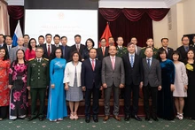 吴德孟大使与与会代表合影。