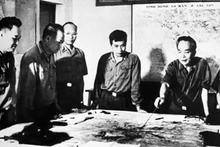 武元甲大将(右一) (Photo: 图片来源:越通社)