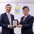 越南驻马来西亚大使丁玉灵与马来西亚槟城州首席部长曹观友。（图片来源：越通社）
