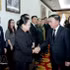 越共中央书记处常务书记陈锦秀率领越南党和国家高级代表团前往老挝驻越南大使馆吊唁老挝国会主席赛宋蓬·丰威汉，向老挝驻越大使坎葆·恩塔万表达了深切哀悼。（图片来源：越通社）