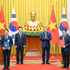 越共中央总书记、国家主席苏林与韩国总统李在明共同出席越南与韩国各部门间多项合作文件的交换仪式。（图片来源：baoquocte.vn） 