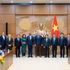 越南国会副主席阮尹英与美国国会议员代表团合影。（图片来源：quochoi.vn）