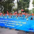 全国1000多名优秀工会会员和劳动者聚集在集合地点——河内市南门坊陈仁宗街统一公园门口，准备参加由越南劳动总联合会举行的国际劳动节140周年庆祝游行活动。