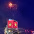 胡志明市五彩烟花盛放，庆祝国家统一51周年。