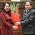越南国会主席陈青敏送花祝贺武氏映春同志。（图片来源：水原 摄）