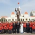 越南政府副总理梅文正与胡志明市各部委、机构代表以及越南残疾人体育代表团在胡志明主席纪念公园合影。（图片来源：越通社）