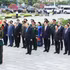 越共中央总书记、国家主席苏林在岘港市进香缅怀英雄烈士。（图片来源：岘港报）